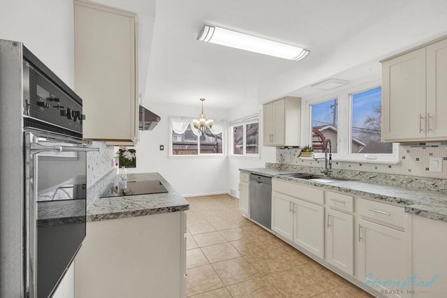 4630 W Anthony DRIVE, Greenfield, WI 53219