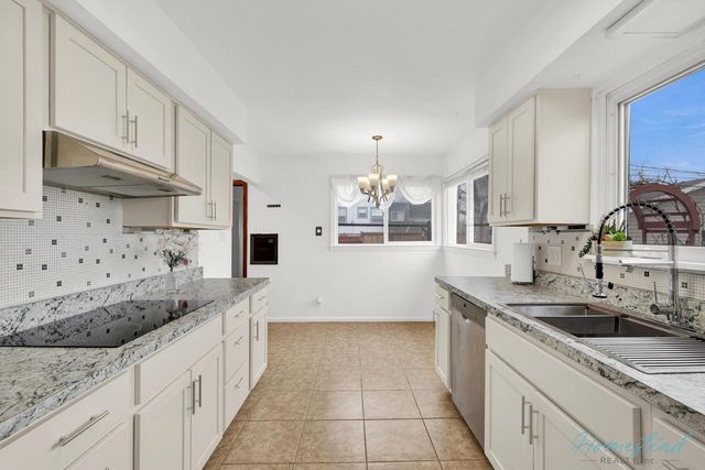 4630 W Anthony DRIVE, Greenfield, WI 53219