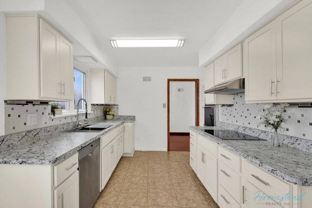 4630 W Anthony DRIVE, Greenfield, WI 53219