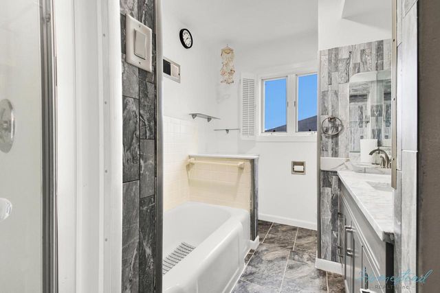 4630 W Anthony DRIVE, Greenfield, WI 53219