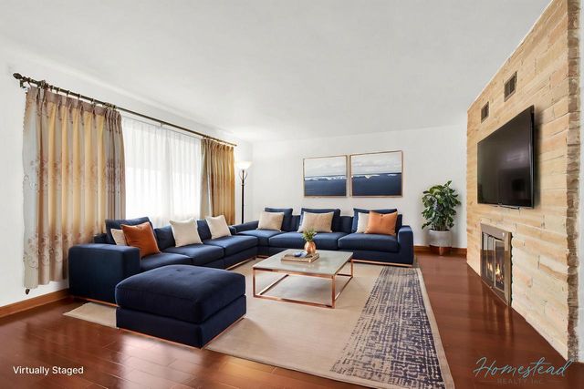 4630 W Anthony DRIVE, Greenfield, WI 53219