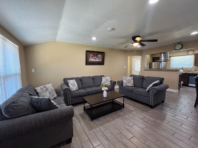 3245 Wemberley Dr, Sacramento, CA 95864