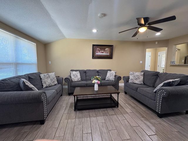 3245 Wemberley Dr, Sacramento, CA 95864