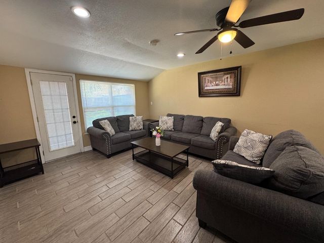 3245 Wemberley Dr, Sacramento, CA 95864