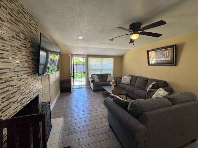 3245 Wemberley Dr, Sacramento, CA 95864