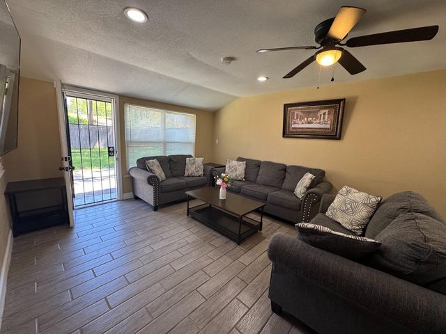 3245 Wemberley Dr, Sacramento, CA 95864