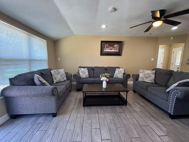 3245 Wemberley Dr, Sacramento, CA 95864