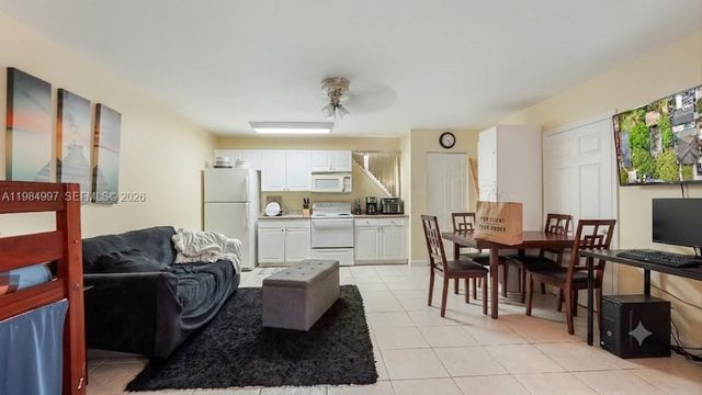 898 NE 39th Street, Oakland Park, FL 33334