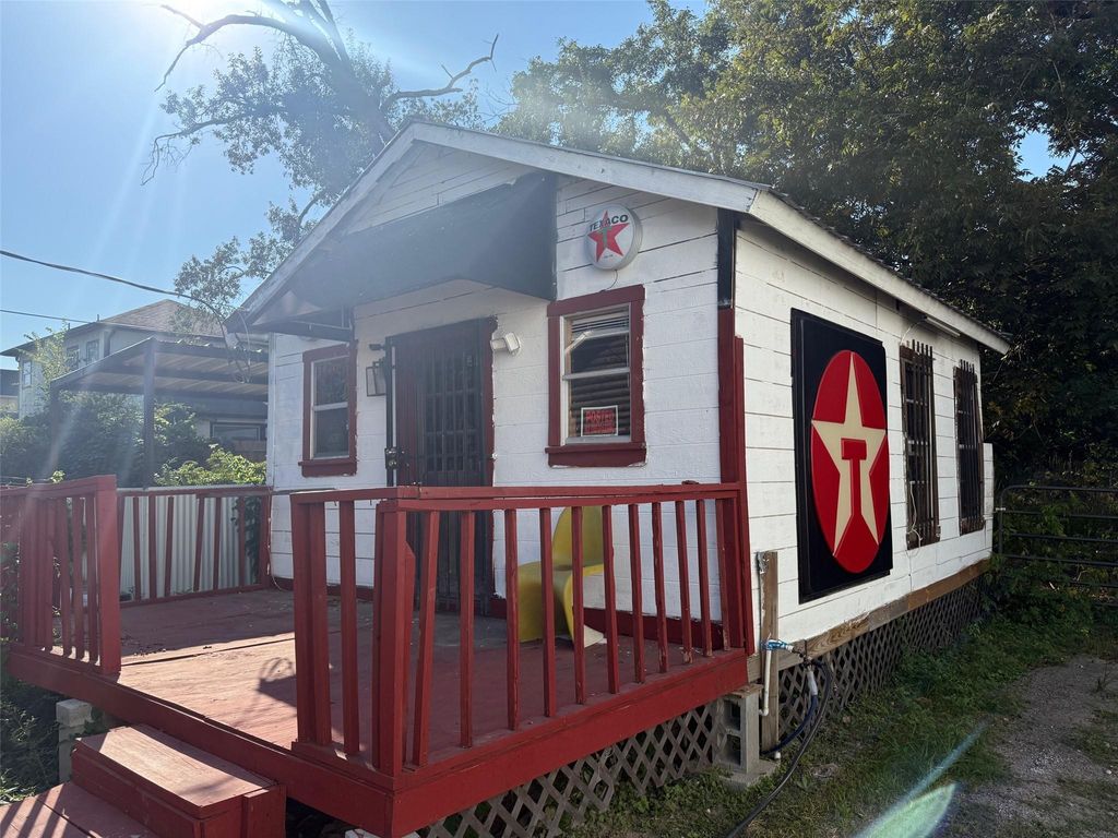 951 Elkhart Street, Houston, TX 77091