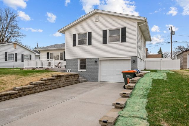 2225 Hillandale Road, Davenport, IA 52804