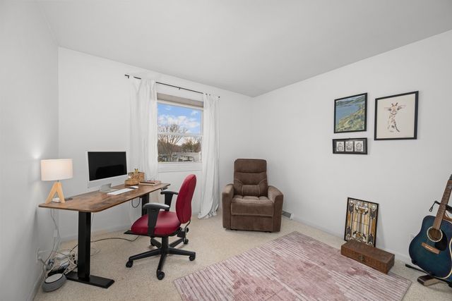 2225 Hillandale Road, Davenport, IA 52804