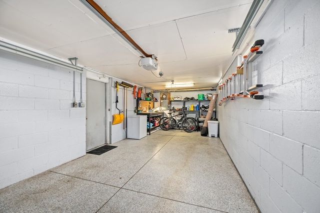 2225 Hillandale Road, Davenport, IA 52804