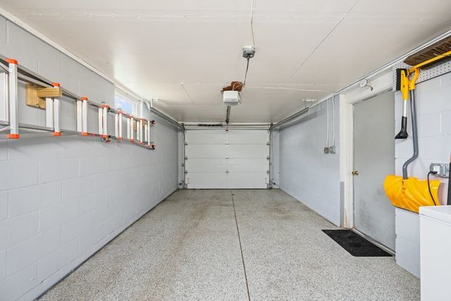 2225 Hillandale Road, Davenport, IA 52804