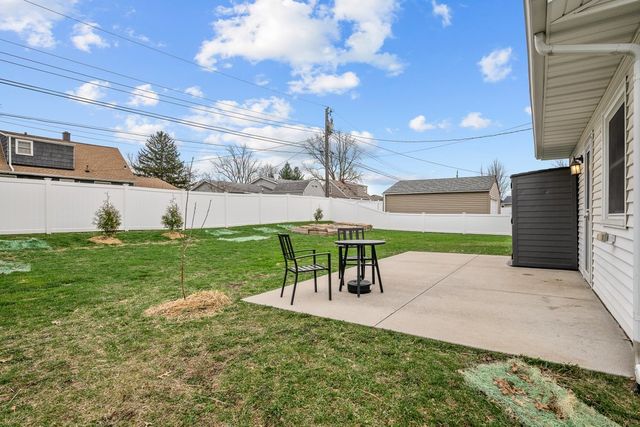 2225 Hillandale Road, Davenport, IA 52804