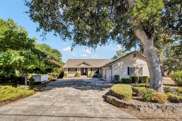 17120 Knollview Dr, Hidden Valley Lake, CA 95467