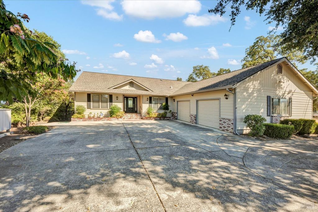 17120 Knollview Dr, Hidden Valley Lake, CA 95467