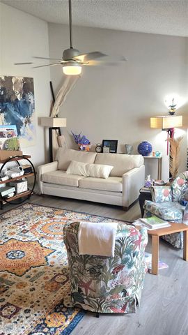 7016 N Holiday Dr 7016, Galveston, TX 77550