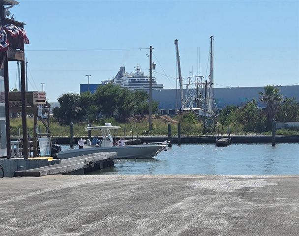 7016 N Holiday Dr 7016, Galveston, TX 77550