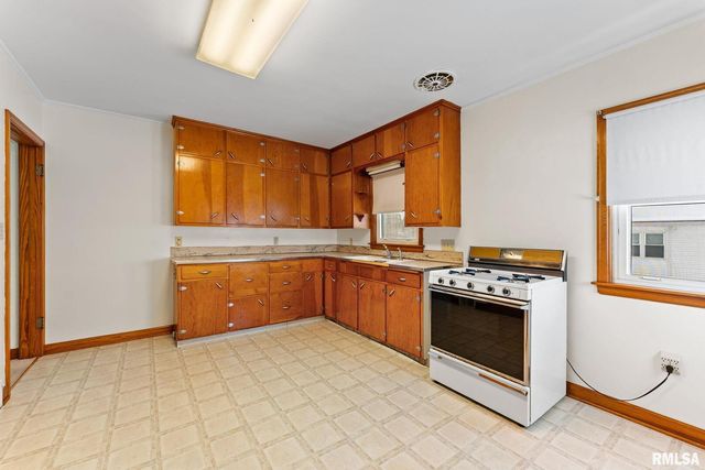 5215 11TH Avenue, Moline, IL 61265