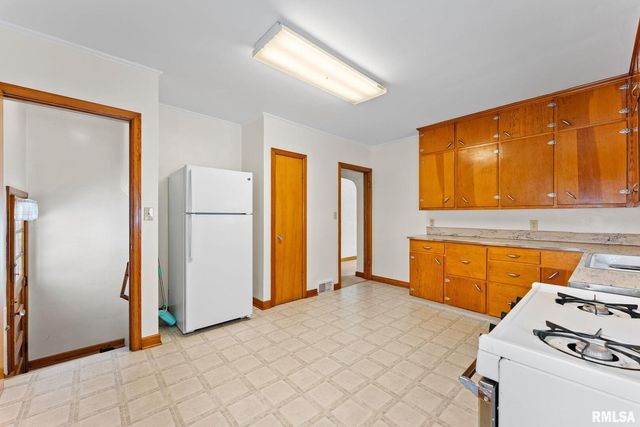 5215 11TH Avenue, Moline, IL 61265