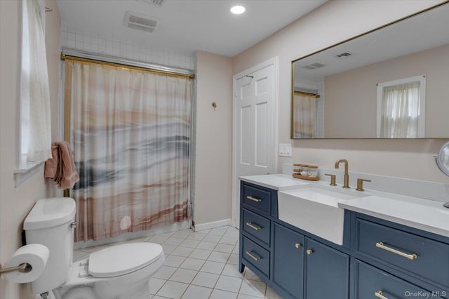 4 Dolphins Rise, Lloyd Harbor, NY 11743