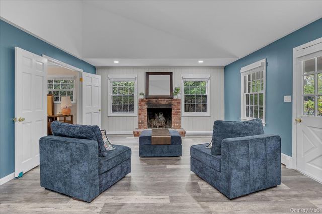 4 Dolphins Rise, Lloyd Harbor, NY 11743