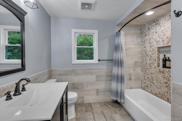 4 Dolphins Rise, Lloyd Harbor, NY 11743