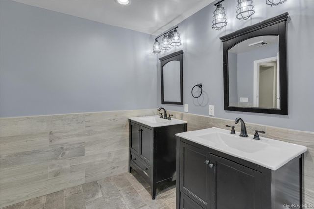 4 Dolphins Rise, Lloyd Harbor, NY 11743