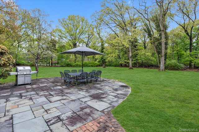 4 Dolphins Rise, Lloyd Harbor, NY 11743