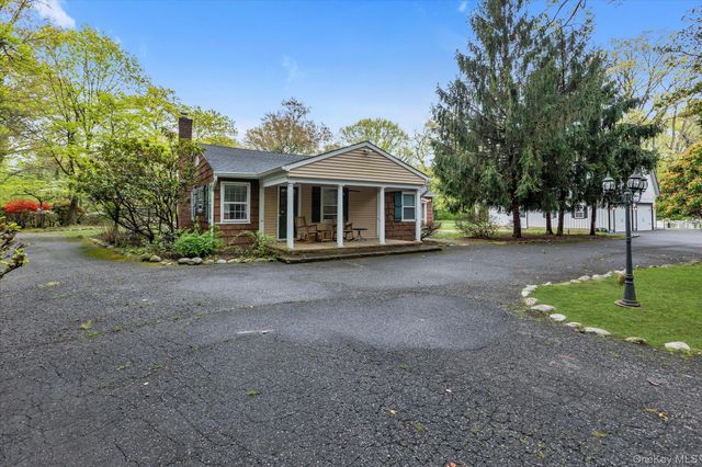 4 Dolphins Rise, Lloyd Harbor, NY 11743