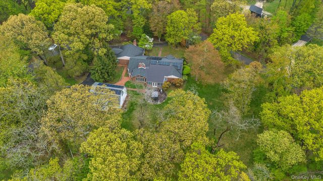 4 Dolphins Rise, Lloyd Harbor, NY 11743