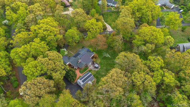 4 Dolphins Rise, Lloyd Harbor, NY 11743