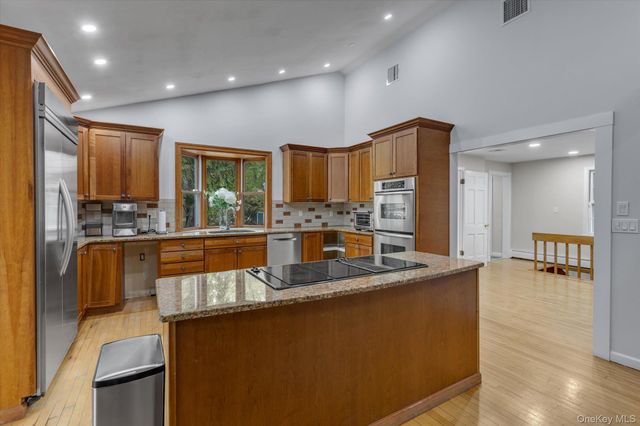 4 Dolphins Rise, Lloyd Harbor, NY 11743