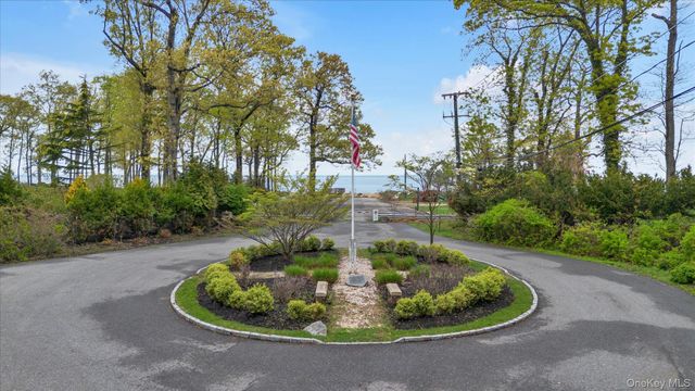 4 Dolphins Rise, Lloyd Harbor, NY 11743