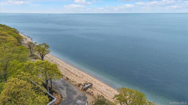 4 Dolphins Rise, Lloyd Harbor, NY 11743