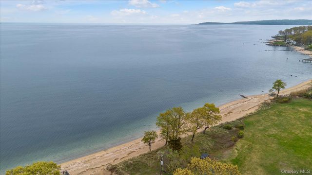 4 Dolphins Rise, Lloyd Harbor, NY 11743