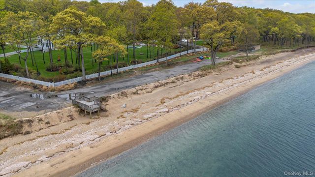 4 Dolphins Rise, Lloyd Harbor, NY 11743