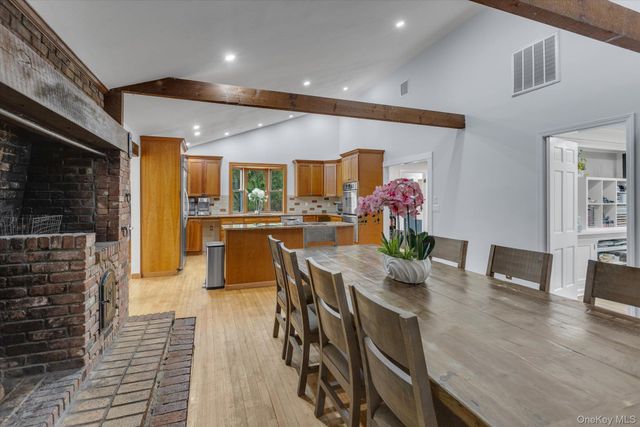 4 Dolphins Rise, Lloyd Harbor, NY 11743