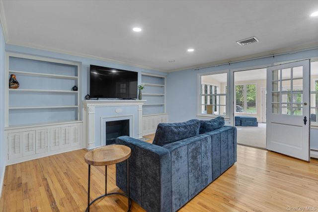 4 Dolphins Rise, Lloyd Harbor, NY 11743