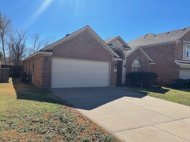 4905 Summer Oaks Lane, Fort Worth, TX 76123