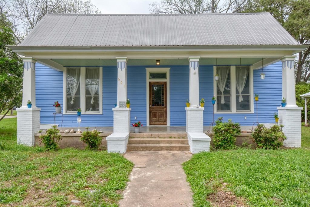 501 Burleson ST, Smithville, TX 78957