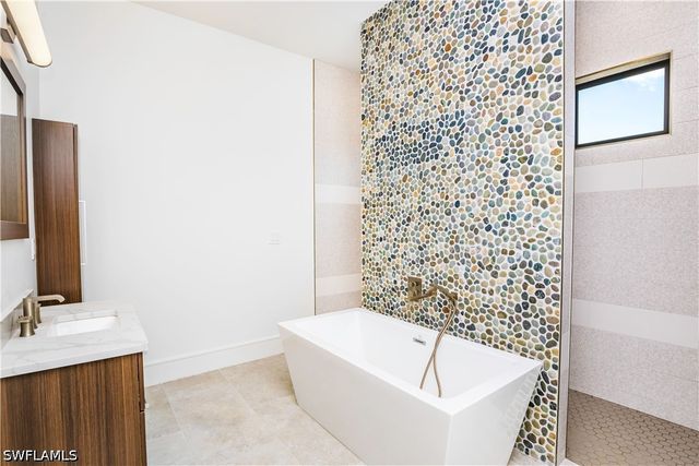 231 Legacy CT, Naples, FL 34110