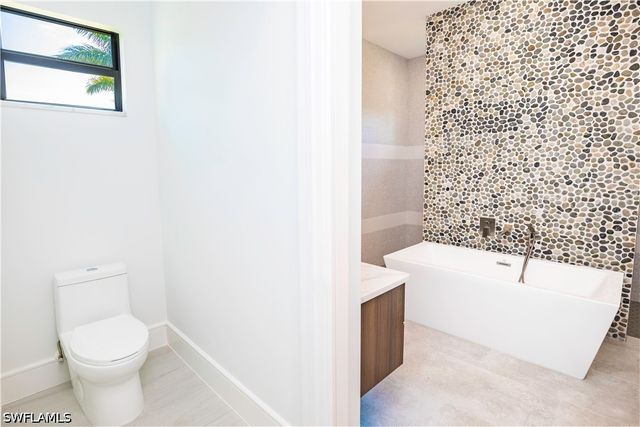 231 Legacy CT, Naples, FL 34110