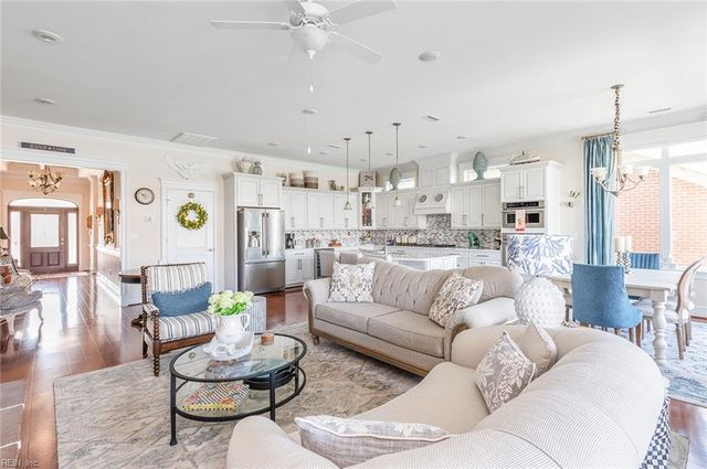 18 Brough LN, Hampton, VA 23669