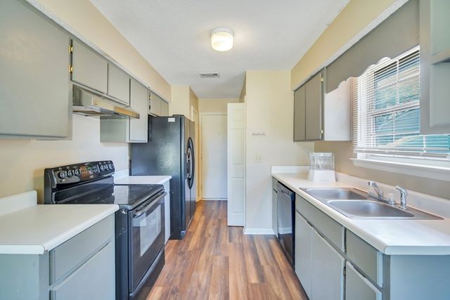 1501 Woodcrest Circle, Hinesville, GA 31313