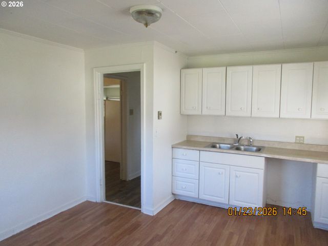 180 E SECOND Ave, Sutherlin, OR 97479