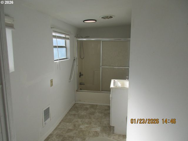 180 E SECOND Ave, Sutherlin, OR 97479