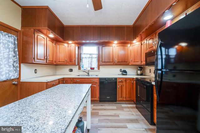 17 PENNSYLVANIA AVE, Shillington, PA 19607