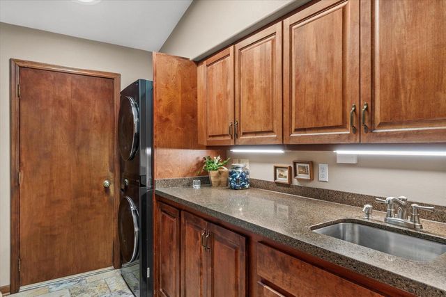 11221 W Drake LANE, Franklin, WI 53132