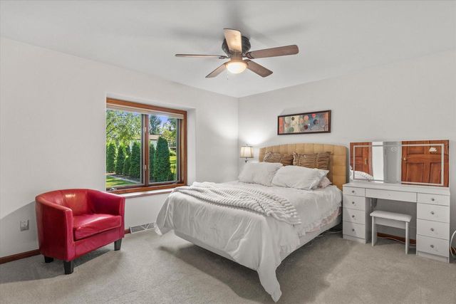 11221 W Drake LANE, Franklin, WI 53132